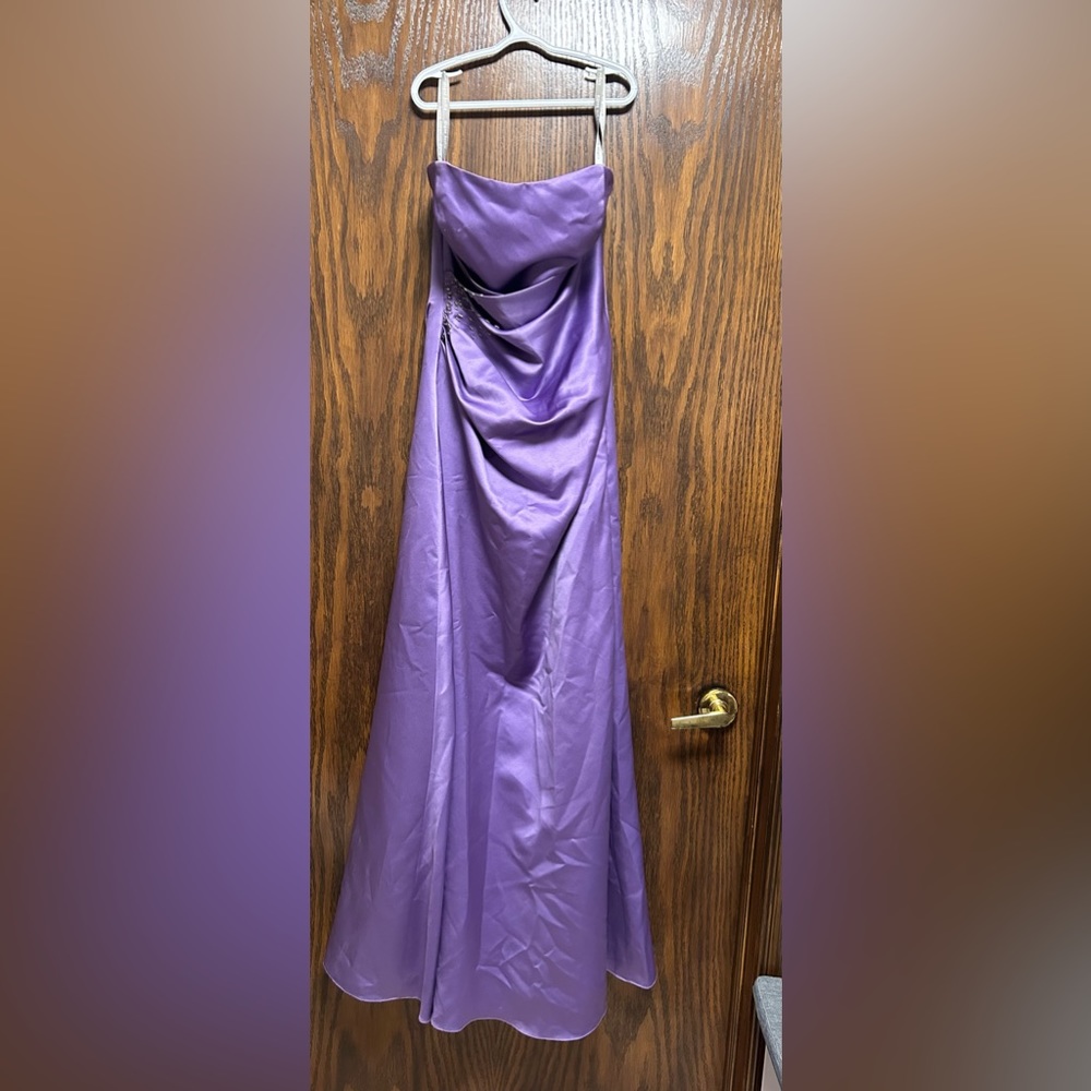 Alfred Angelo bridesmaids . Verry beautiful. Fits medium.